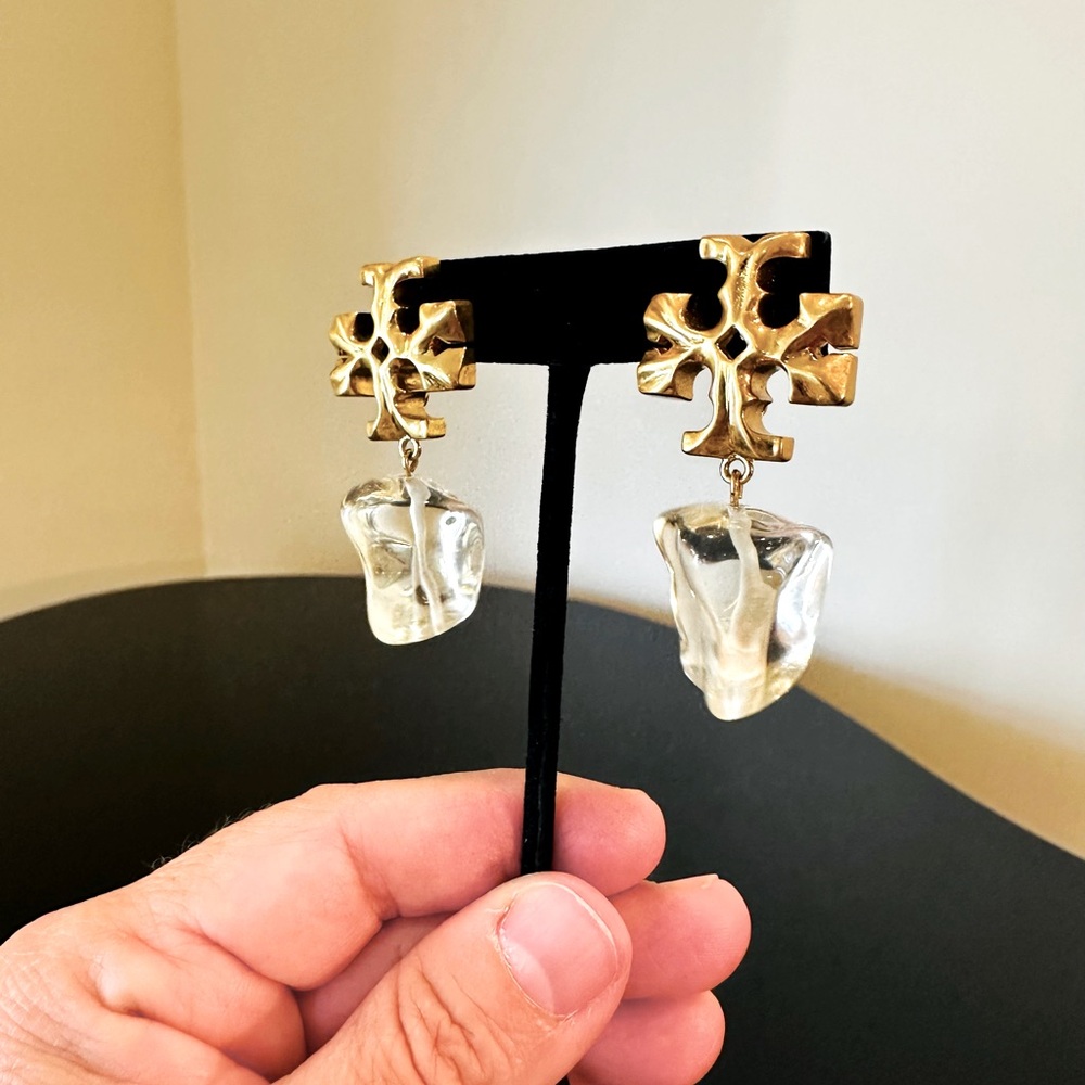Tory Burch NWT Authentic luxury runway couture RARE logo resin drop earring - Picture 9 of 14